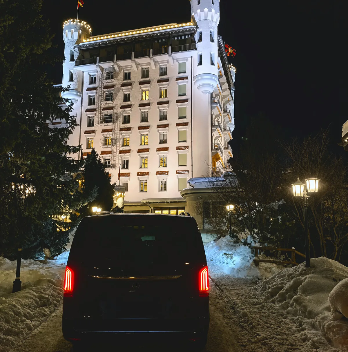 Mercedes V-Class at an alpine hotel at night